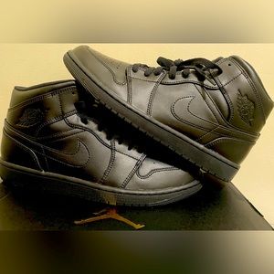 Air Jordan 1 Mid Triple Black